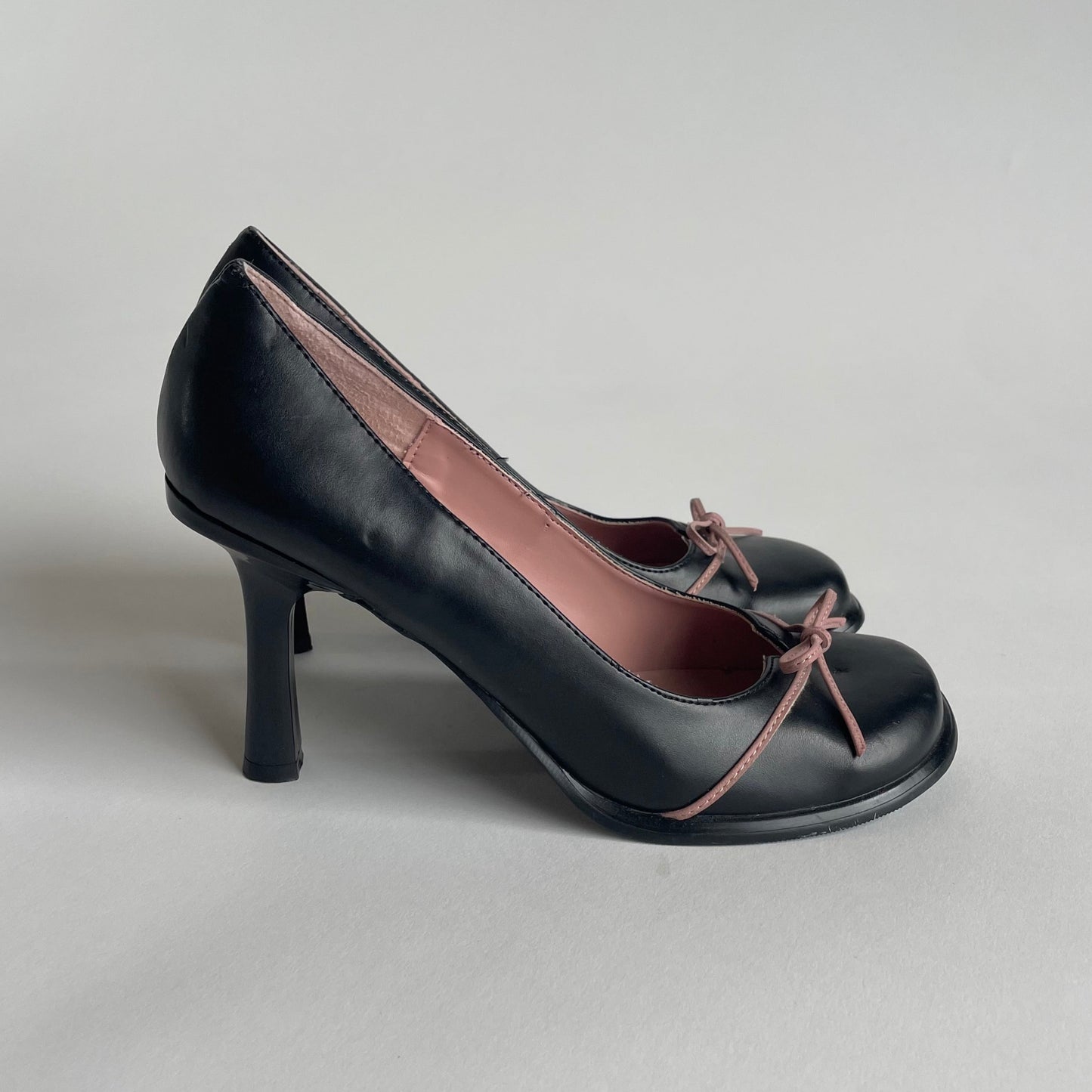 bow heels