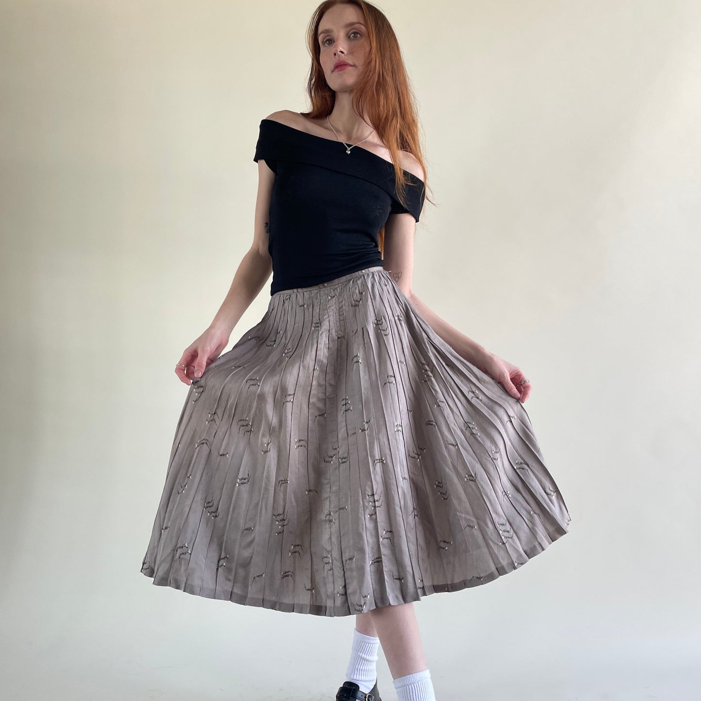 grey pleated skirt