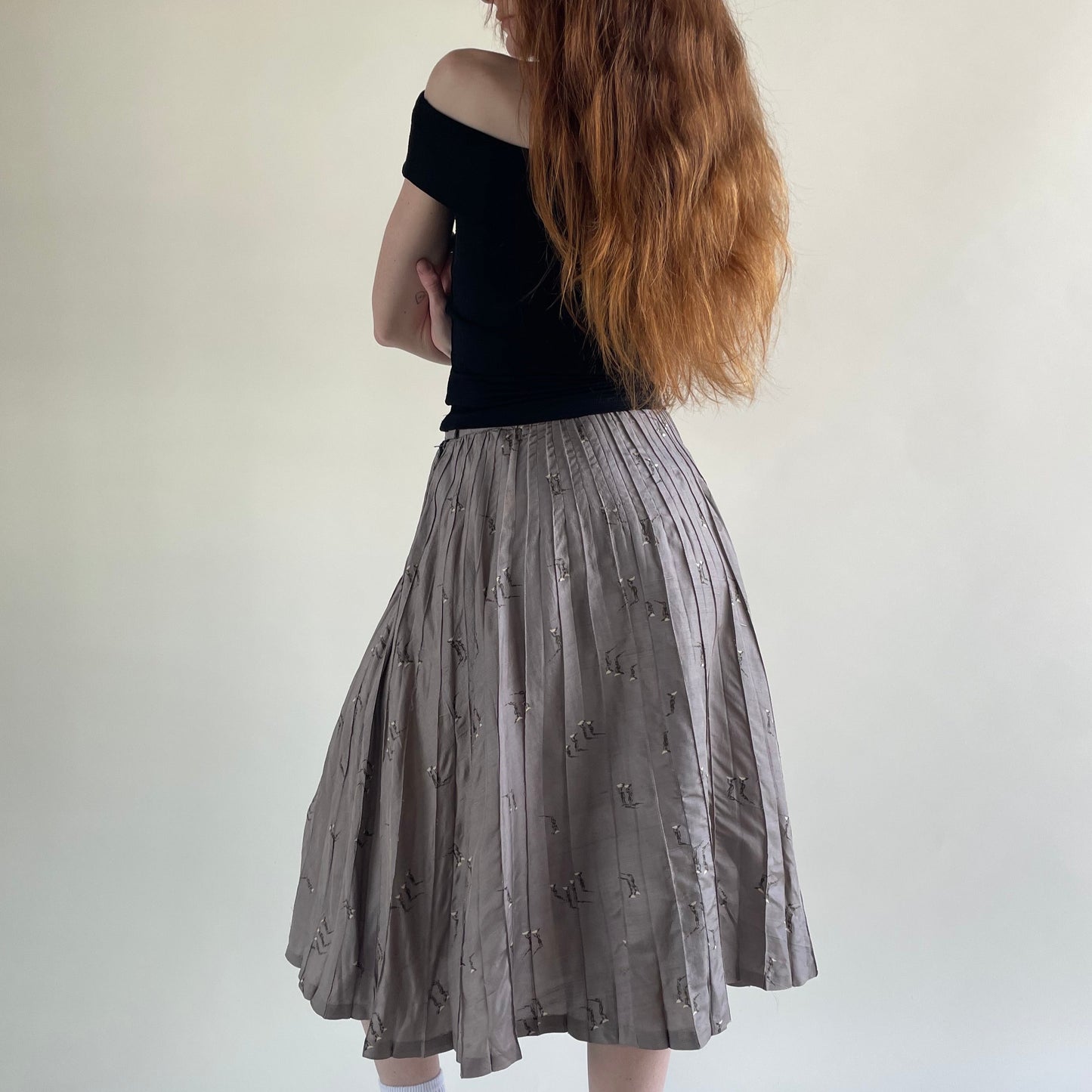 grey pleated skirt